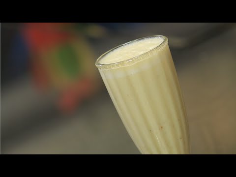 طريقة عمل عصير الموز باللبن والمكسرات