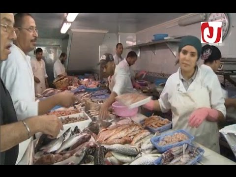 بالفيديو اقبال كبير من قبل المغاربة على تناول السمك في فصل الصيف