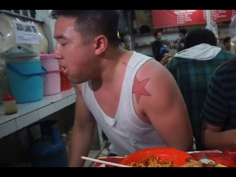 بالفيديو شيف يفقد سمعه بعد تناوله طبق مكرونة حار