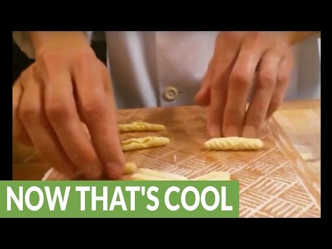 بالفيديو شاهد مهارات صناعة  مكرونة قرون البازلاء الإيطالية