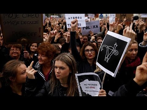 بالفيديو بولنديون يطالبون بإلغاء مشروع قانون يمنع الإجهاض