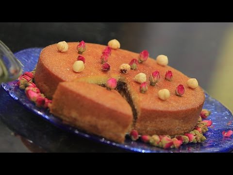 بالفيديو طريقة عمل كيكة السميد بحشوة التمر