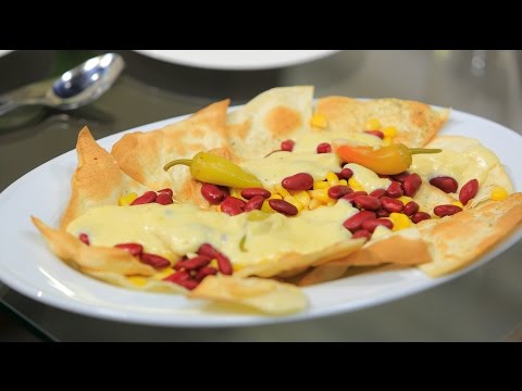 بالفيديو تعرفي على طريقة عمل ناتشوز بصوص البشاميل و الجبنة