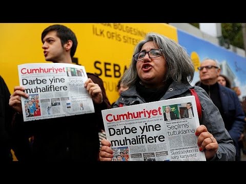 بالفيديو إيقاف رئيس تحرير صحفية جمهورييت في تركيا