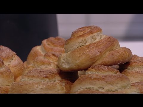 شاهد طريقة إعداد عجينة الشوريك وخبزها للأطفال