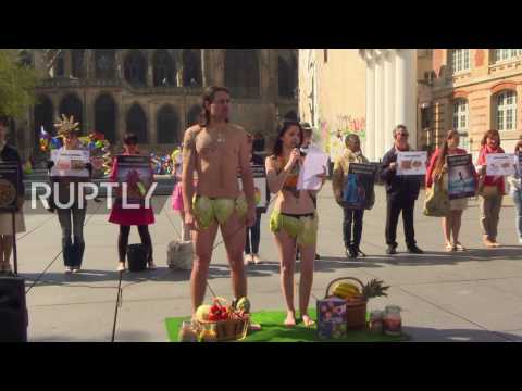 شاهد نشطاء يشجعون النظام الغذائي النباتي على طريقتهم الخاصة