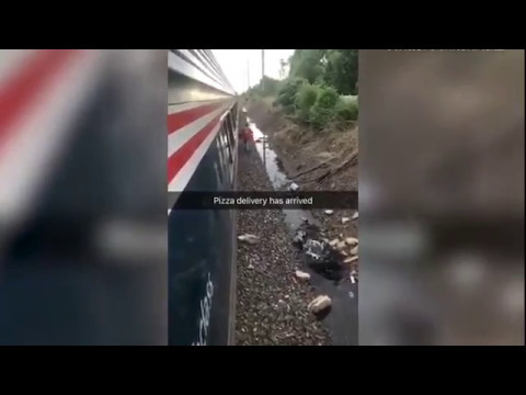 شاهد راكب يحصل على بيتزا دليفري في قطار أميركي