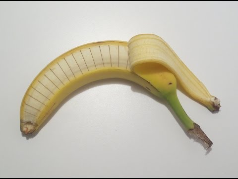 شاهد كيف تقطع الموز داخل قشرته 