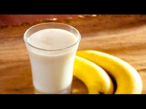 بالفيديو  فوائد كبيرة لتناول عصير الموز باللبن قبل النوم