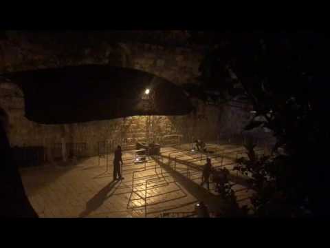 شاهد الاحتلال الإسرائيلي يبدأ إزالة الجسور والكاميرات قرب باب الأسباط في القدس