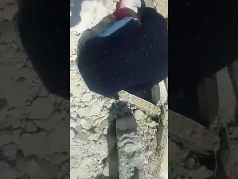 شاهد مقطع مؤثِّر لطفلة سورية تناشد والدها إخراجها من أسفل ركام المنزل