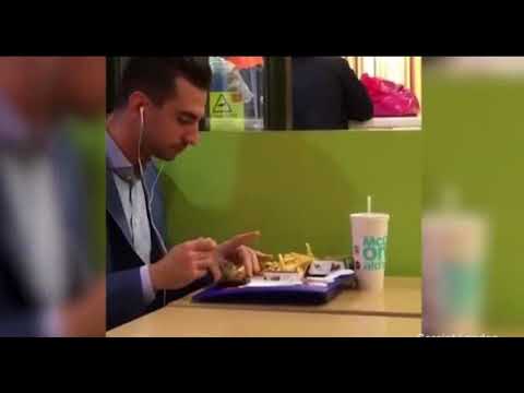 طريقة تناول رجل لوجبة ماكدونالدز تثير غضب الإنترنت