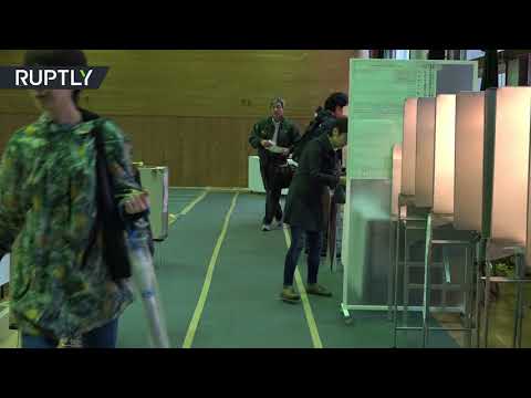 لقطات من مراكز الاقتراع في الانتخابات البرلمانية اليابانية