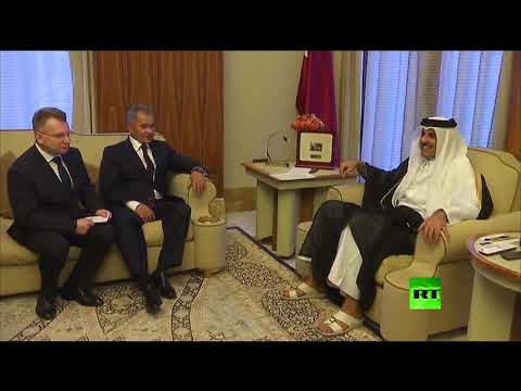 شاهد لحظة استقبال أمير قطر لوزير الدفاع الروسي في الدوحة