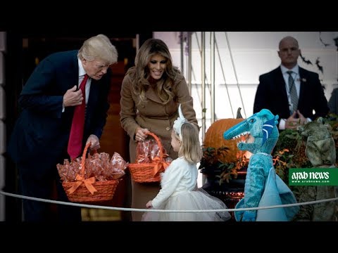 شاهد  الرئيس ترامب وزوجته يوزعان هدايا الهالوين