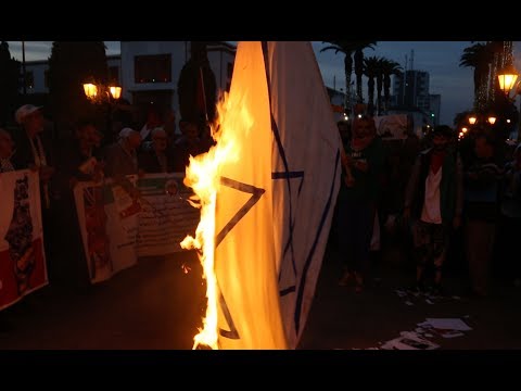 شاهد متظاهرون يحرقون علمًا ضخمًا لإسرائيل أمام البرلمان في الرباط