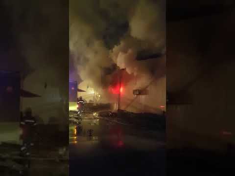 شاهد حريق مروّع في أحد مستودعات منطقة صبيا في محافظة جازان