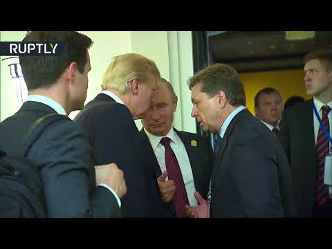 شاهد لحظة مصافحة الرئيس بوتين ونظيره الفيتنامي ترامب في فيتنام