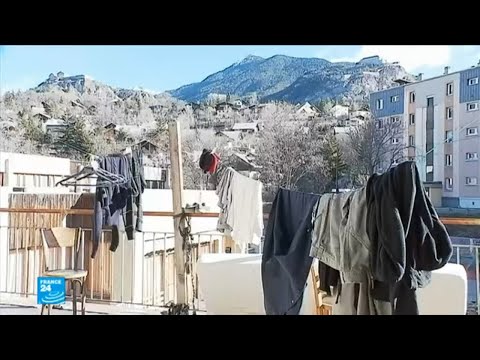 شاهد مهاجرون أفريقيون يحاولون الوصول إلى فرنسا في ظروف قاسية