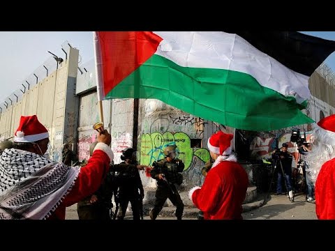 شاهد التوتر والحزن يخيم على احتفالات الميلاد