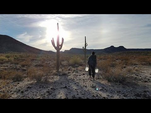 شاهد شرطة الحدود الأميركية تخرب المساعدات المتروكة للمهاجرين في الصحراء