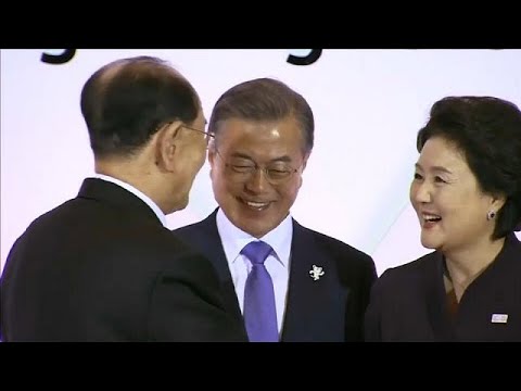 مصافحة تاريخية بين الكوريتين الشمالية والجنوبية