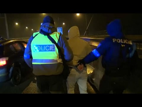 شاهد كمين للشرطة التشيكية ضد شاحنة تقل لاجئين من سورية والعراق