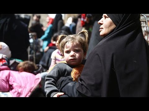 شاهد خروج المئات من المدنيين من الغوطة الشرقية
