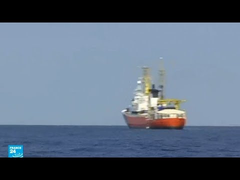 شاهد سفينة مهاجرين تنتظر موافقة تونس لترسو على مياهها
