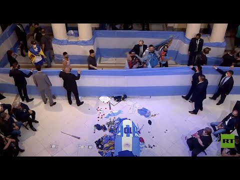 الآلاف يودعون الأسطورة مارادونا في مقر الحكومة الأرجنتينية