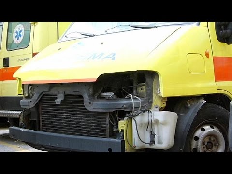 شاهد سيارات الإسعاف لم تسلم من الأزمة اليونانية