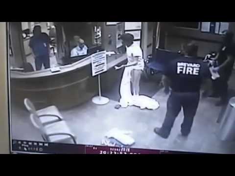 فيديو مسعف غاضب يلقي مريضًا من على النقالة