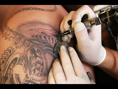 بالفيديو مخاطر يسببها الوشم على الجلد