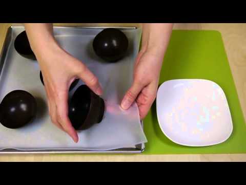 شاهد وصفة غريبة لإعداد أكواب الشيكولاتة بالبالونات