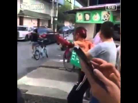 شاهد رجل يفقد يده بسبب انفجار ألعاب نارية