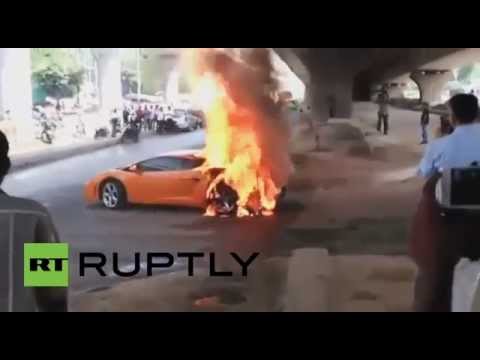 لحظة احتراق سيارة لامبورجيني غالاردو الفاخرة