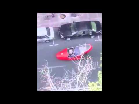 ماسح أحذية يثير الدهشة فى شوارع طهران بـسيارة كعب عالي