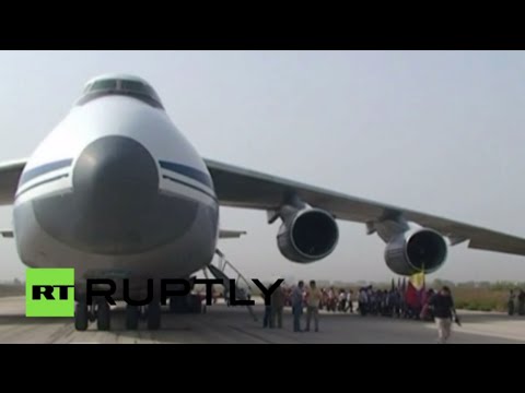 شاهد وصول طائرة روسية تحمل مساعدات إنسانية إلى مطار اللاذقية