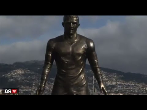 كريستيانو رونالدو يكشف عن تمثاله البرونزي