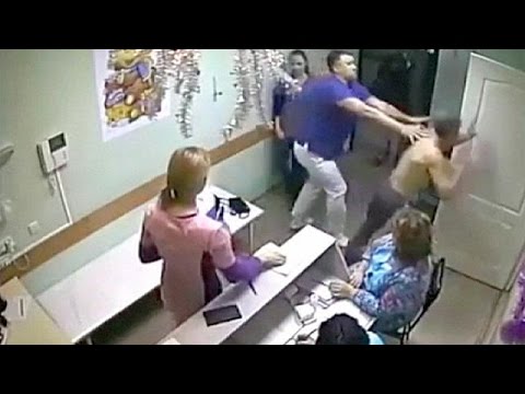 شاهد طبيب روسي يقتل مريضه بلكمة عنيفة