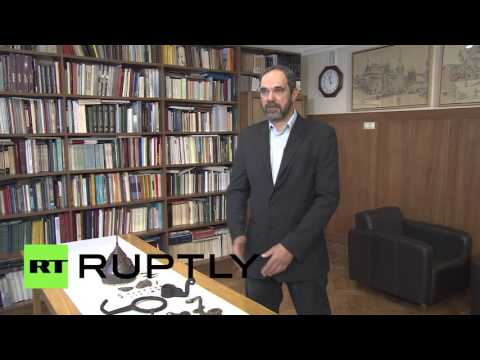 بالفيديو علماء آثار روس يكتشفون كنزا دفينا يحتوي على أسلحة من عصر إيفان الرهيب