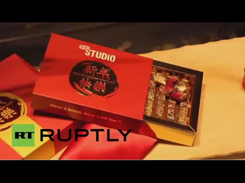 كيت كات قالب بسكوت ملبس بالشوكولا وذهب 24 قيراطاً