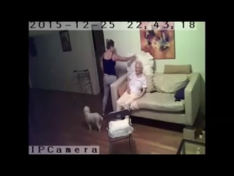 بالفيديو لقطات مروعة لممرضة تهاجم عجوزا