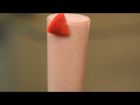 طريقة عمل كوكتيل زبادي بالفراولة والموز