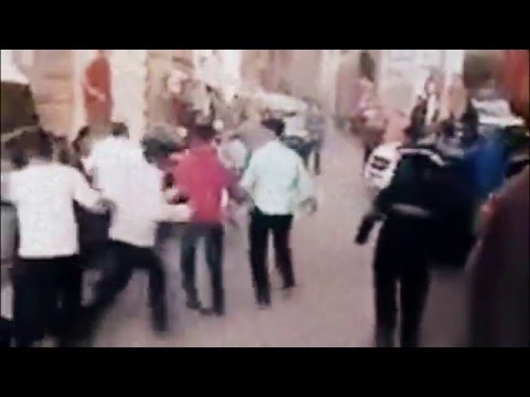 بالفيديو شاب يعتدي على امرأة في مشاجرة بالأسلحة البيضاء 