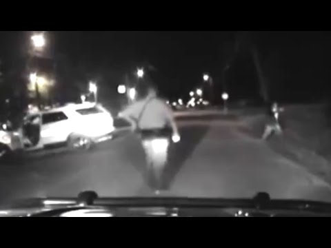 شاهد شرطي أميركي يقتل مسنًا هدده بمقص عشب