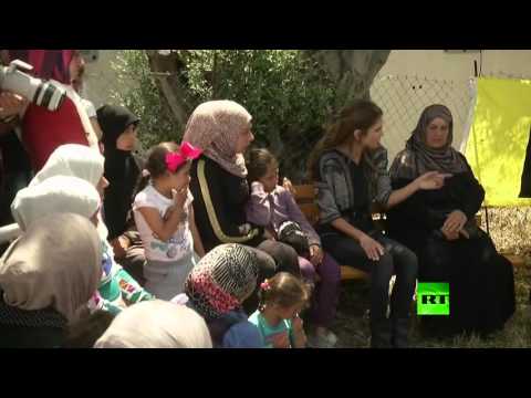 الملكة الأردنية رانيا تزور مخيمًا للاجئين في جزيرة لسبوس اليونانية