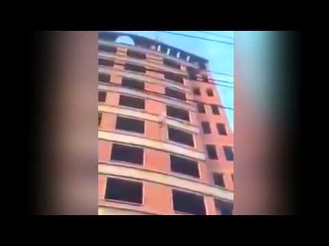 شاهد عامل بناء يصعد 11 طابقًا