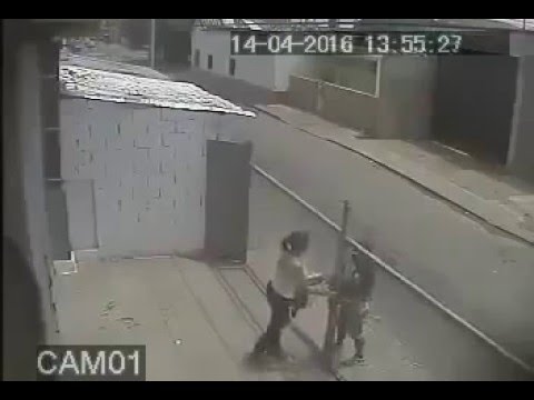 بالفيديو لحظة اعتداء شاب على فتاة مغربية