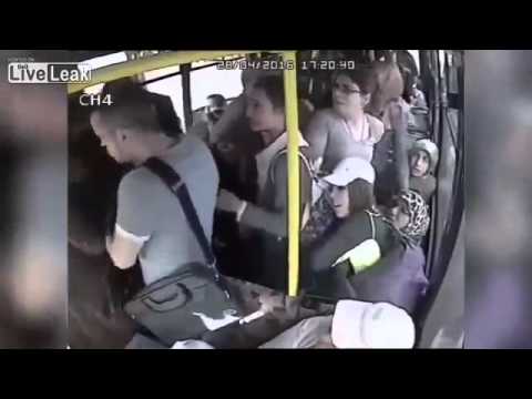 شاهد رجل يتعرض للضرب من مجموعة نساء